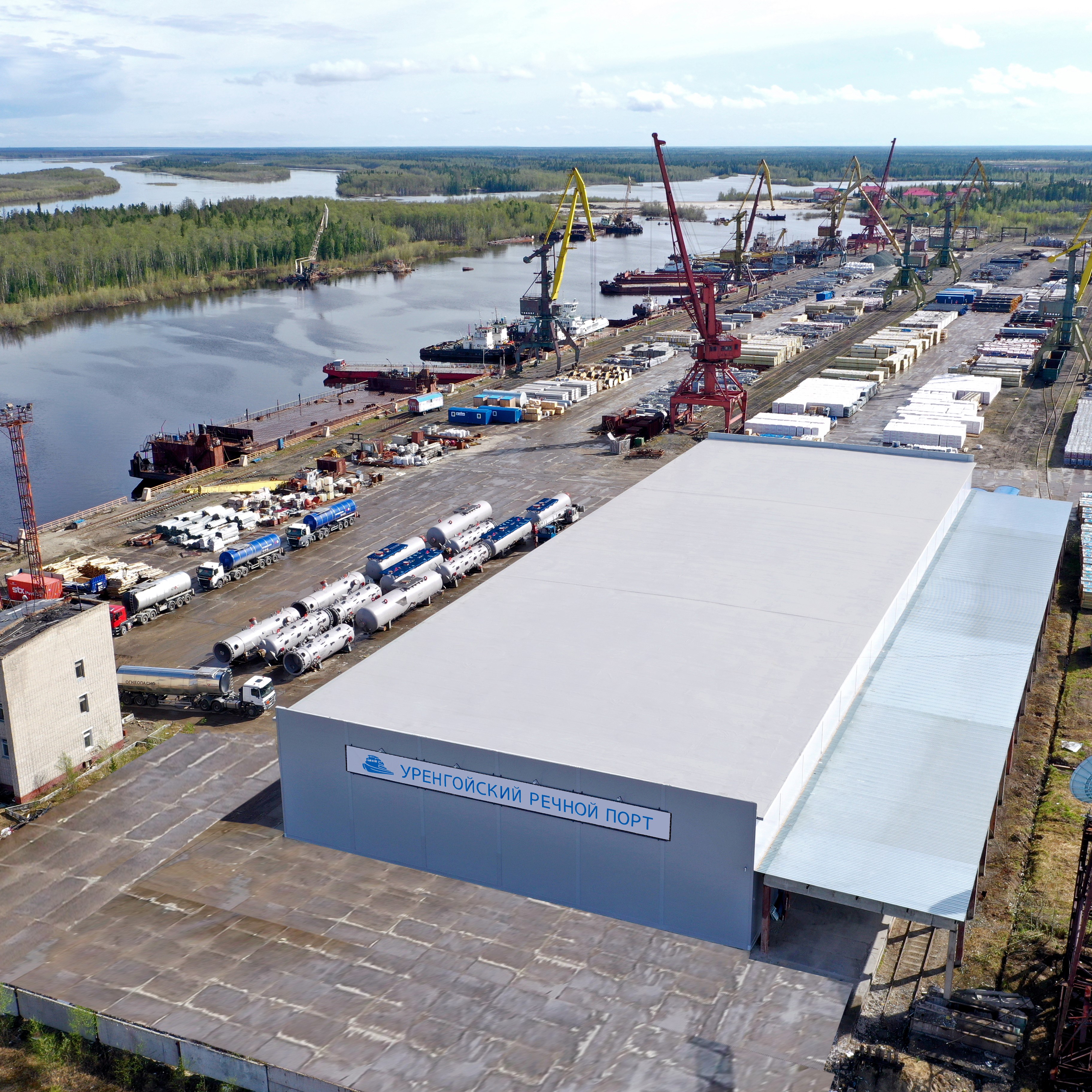 Reconstruction of a warm warehouse for goods and materials for the Urengoy river port.